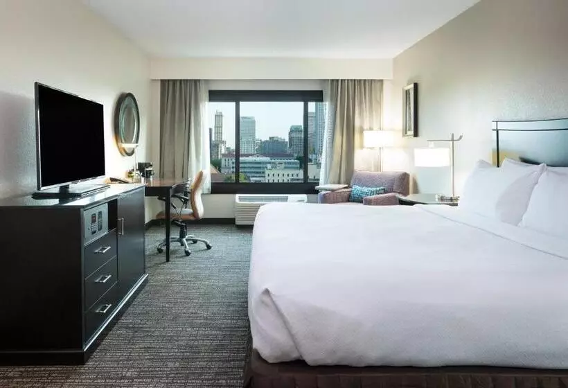 キングサイズベッドのスタンダードルーム, Crowne Plaza Memphis Downtown, An Ihg