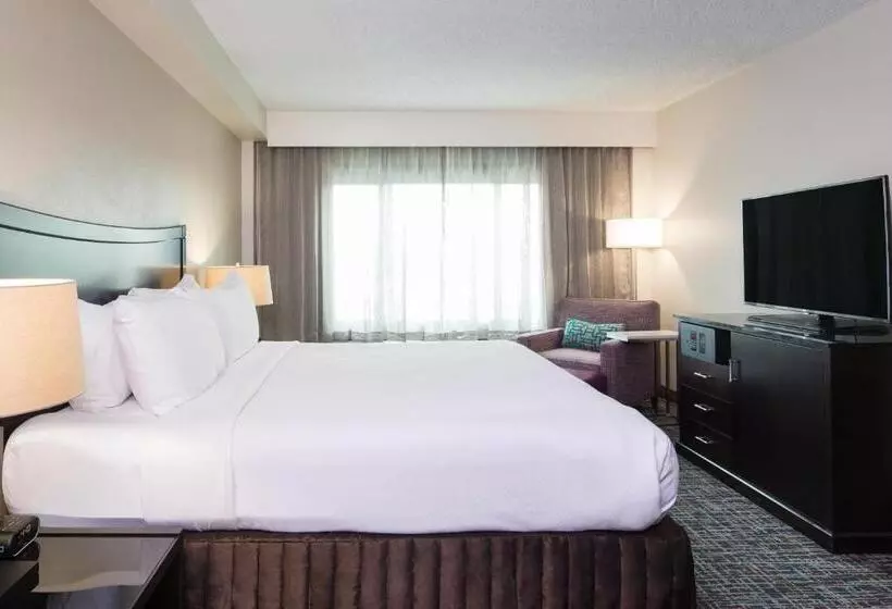 キングサイズベッドのデラックスルーム, Crowne Plaza Memphis Downtown, An Ihg