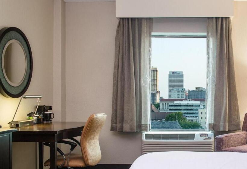 适合残疾人士使用的带超级大床的标准间, Crowne Plaza Memphis Downtown, An Ihg