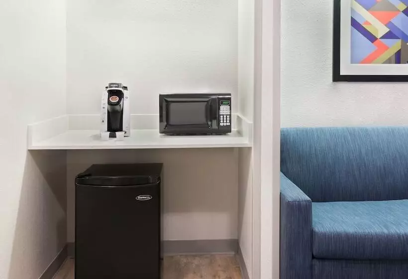 سوئیت برای معلولان, Holiday Inn Express & Suites Nearest Universal Orlando, An Ihg