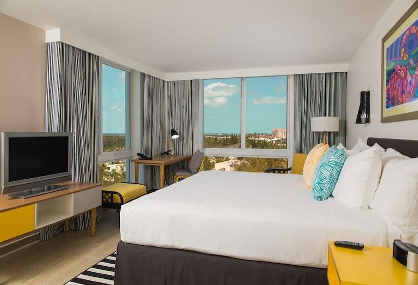 带大床的标准间, Warwick Paradise Island Bahamas  All Inclusive  Adults Only