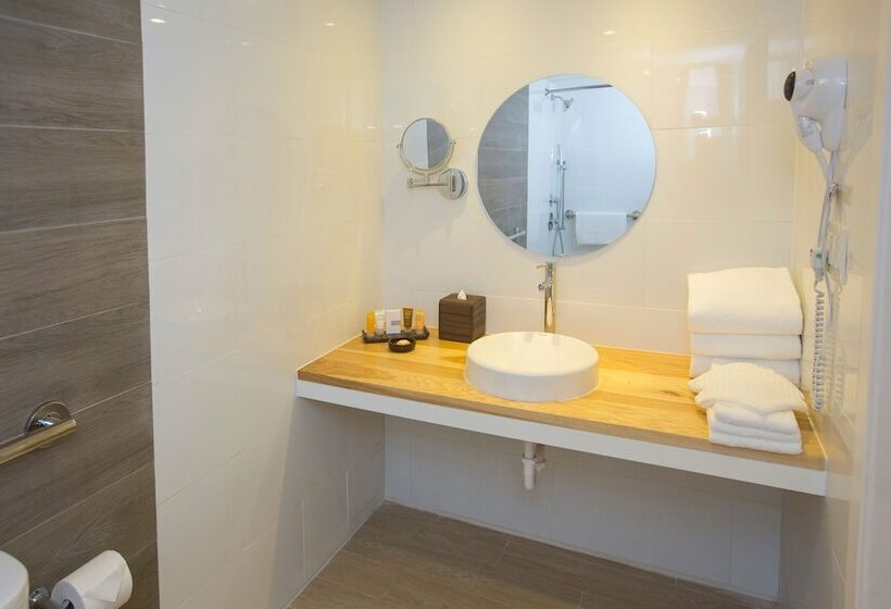 适合残疾人士使用的带超级大床的标准间, Warwick Paradise Island Bahamas  All Inclusive  Adults Only