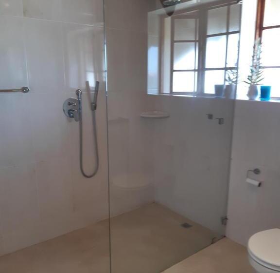 ３ベッドルームハウス, Happy Jackal