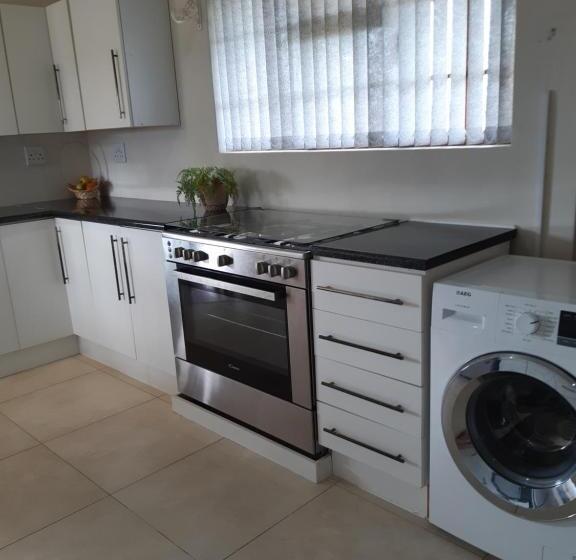 ３ベッドルームハウス, Happy Jackal