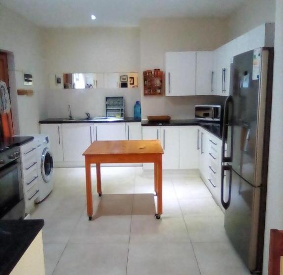 ３ベッドルームハウス, Happy Jackal