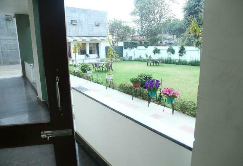 스탠다드 룸 킹사이즈 침대, Whistling Greens