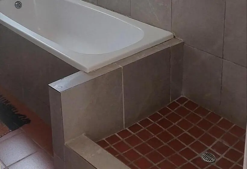 ファミリーステューディオ, Geluksdam Guest House