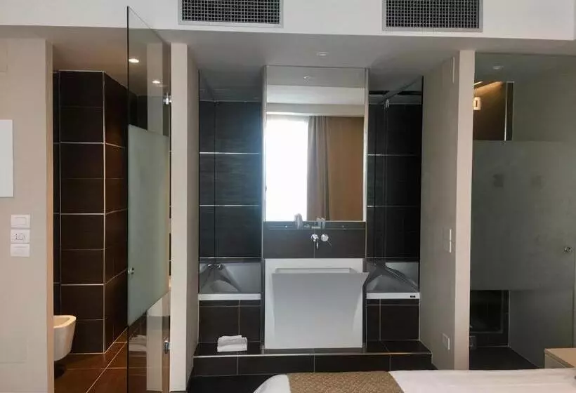 Junior Suite, Datini