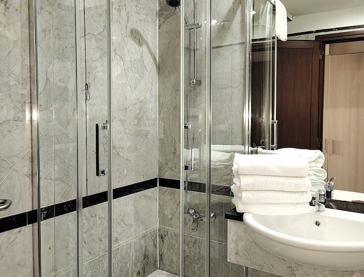 اتاق استاندارد سه نفره, Datini