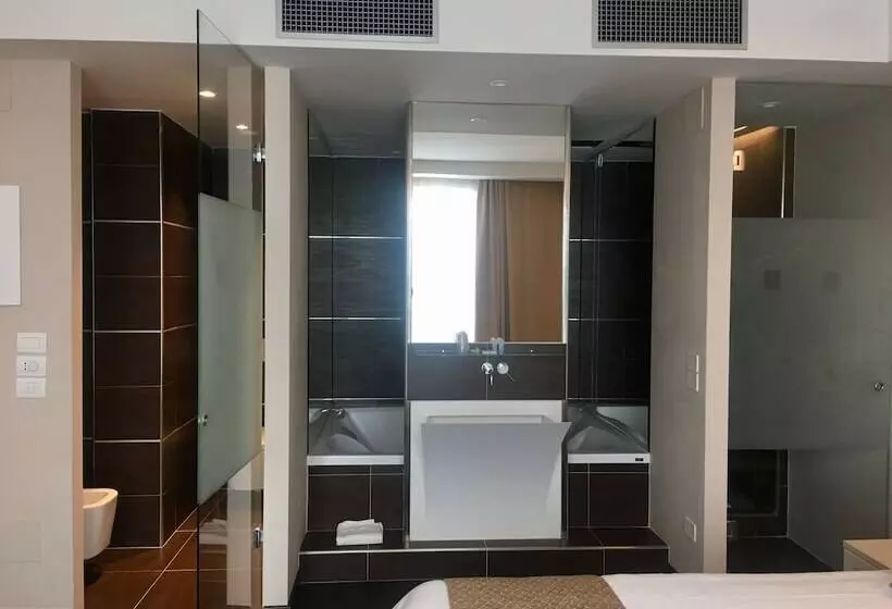 Junior Suite, Datini