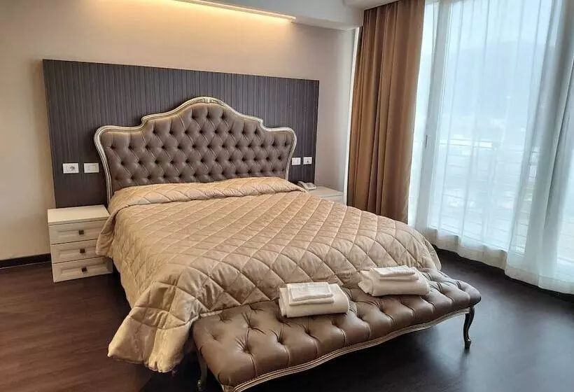Junior Suite, Datini
