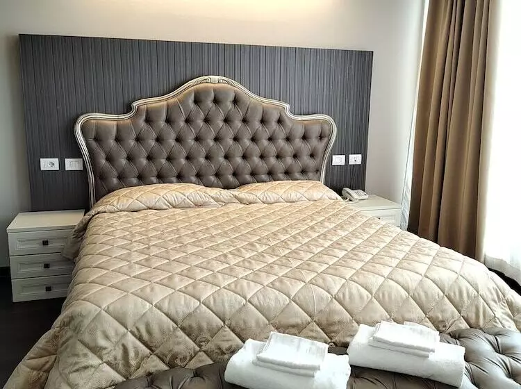 Junior Suite, Datini