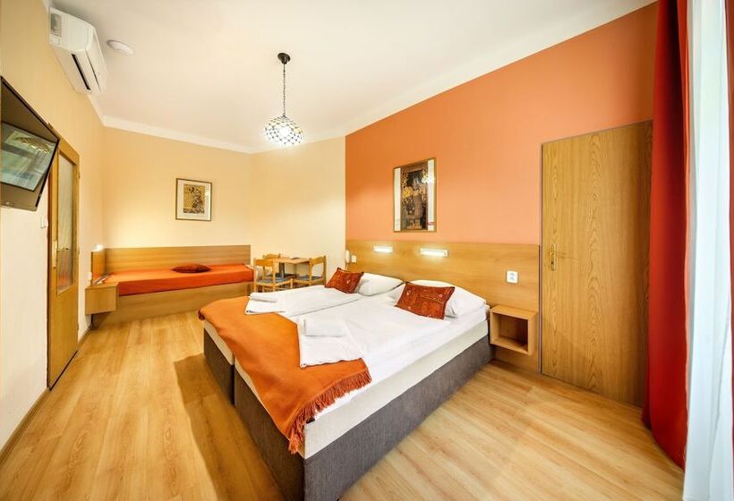 Háromágyas Standard Szoba, Golden City Garni