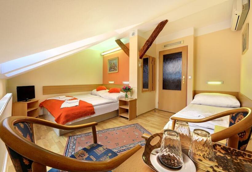 اتاق استاندارد سه نفره, Golden City Garni