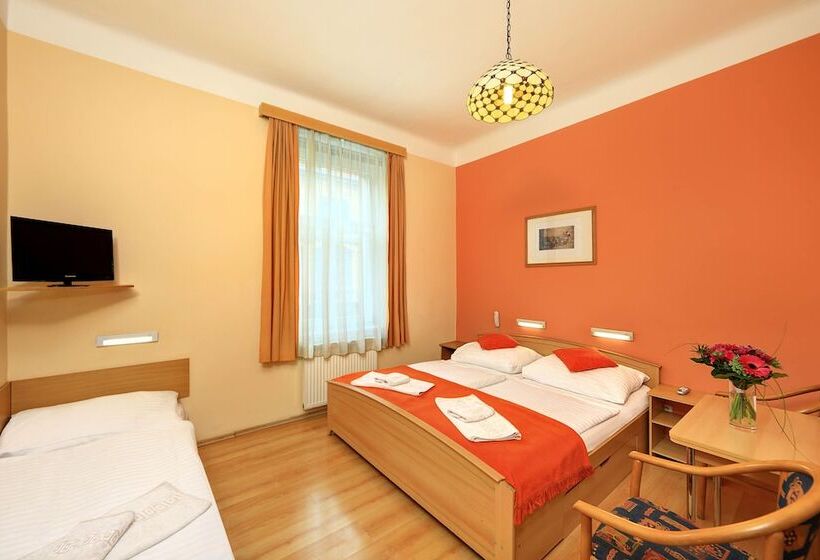 Háromágyas Standard Szoba, Golden City Garni