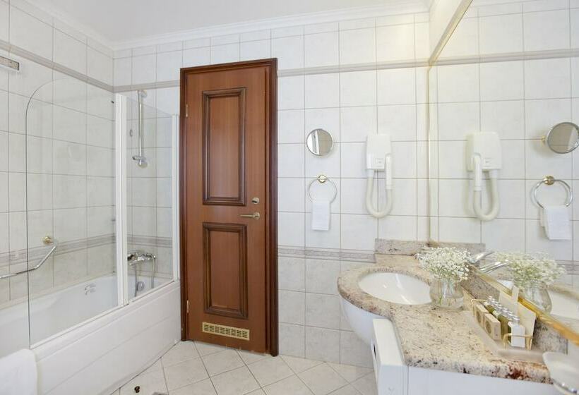 اتاق لوکس با بالکن و چشم‌انداز دریا, Grand Villa Argentina