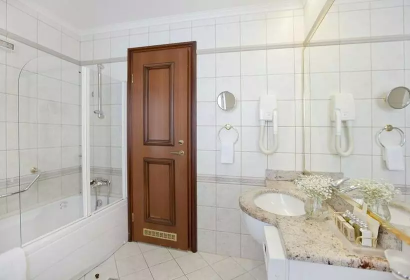 اتاق لوکس با بالکن و چشم‌انداز دریا, Grand Villa Argentina
