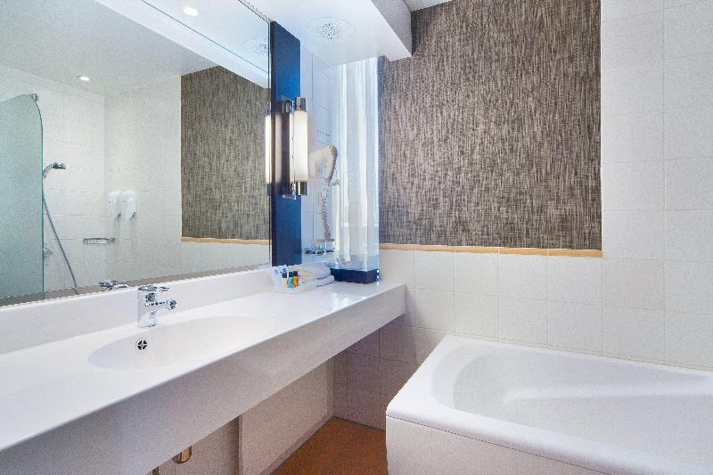 带大床的行政房间, Holiday Inn Helsinki City Centre, An Ihg