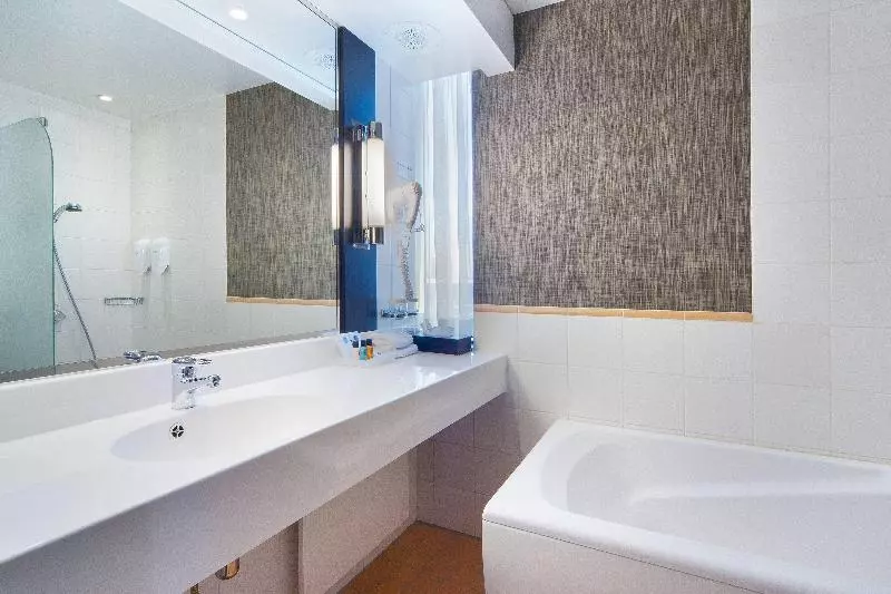 اتاق اجرایی با تخت بزرگ, Holiday Inn Helsinki City Centre, An Ihg