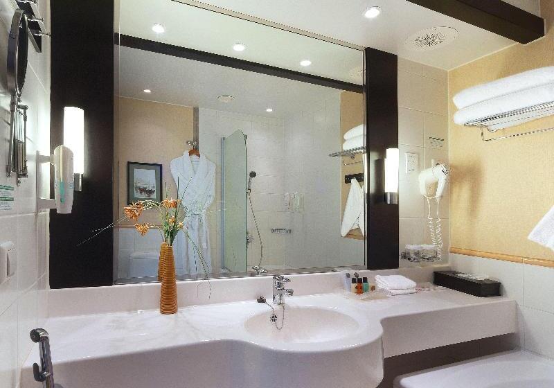 带大床的行政房间, Holiday Inn Helsinki City Centre, An Ihg