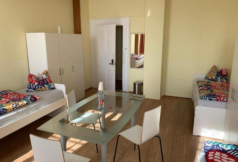 标准三人间共用浴室, Schönbrunnen