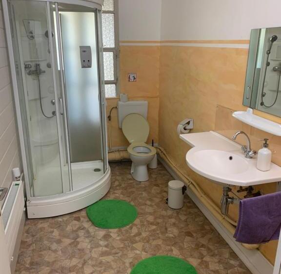 标准四人间共用浴室, Schönbrunnen