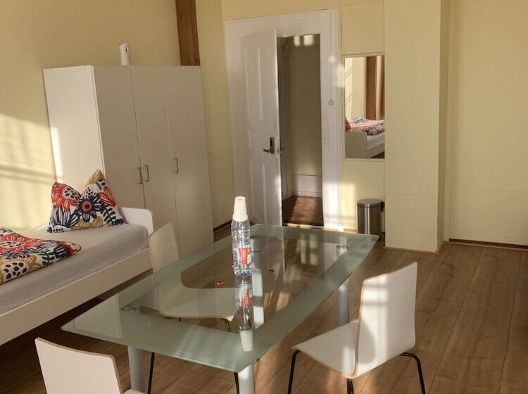 标准三人间共用浴室, Schönbrunnen