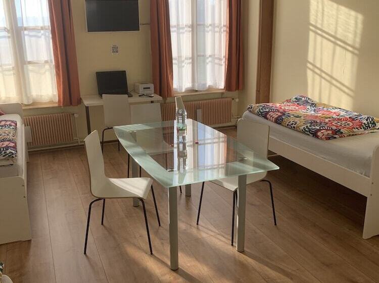 标准三人间共用浴室, Schönbrunnen