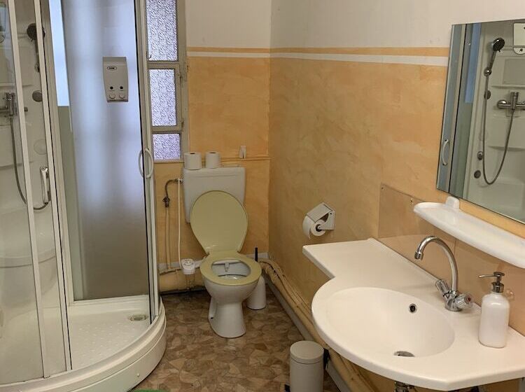 标准三人间共用浴室, Schönbrunnen