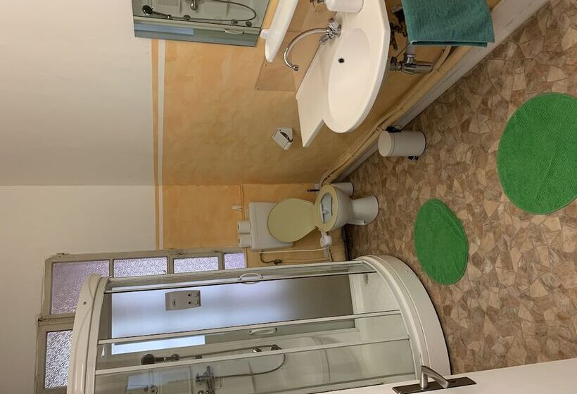 标准四人间共用浴室, Schönbrunnen