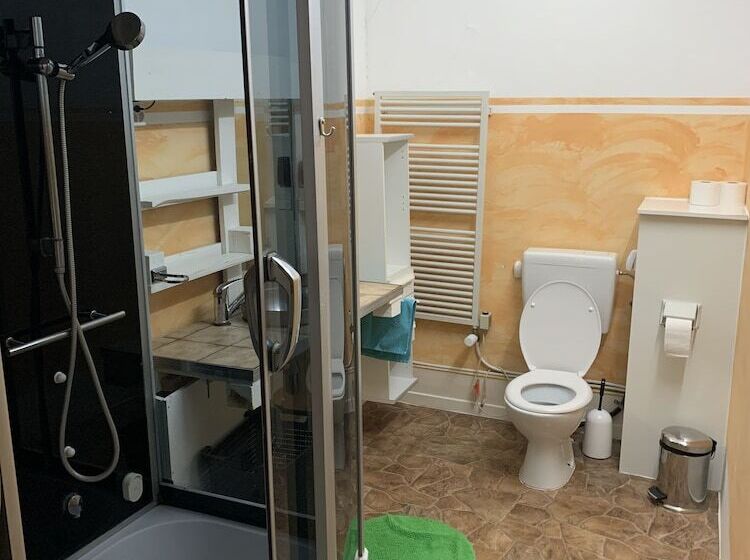 标准四人间共用浴室, Schönbrunnen