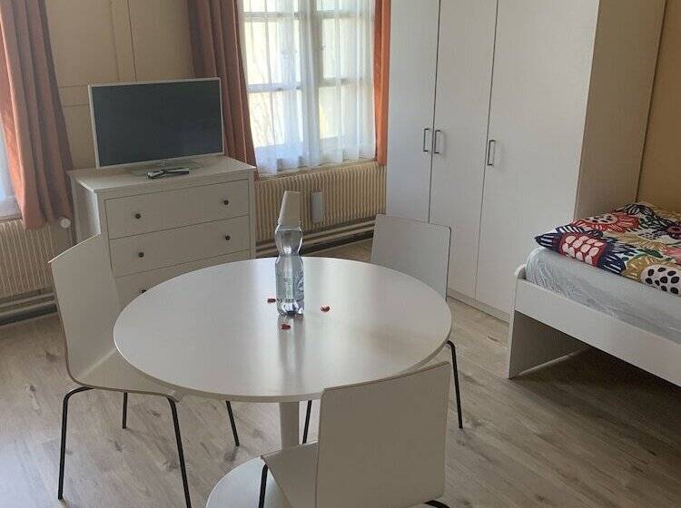 标准三人间共用浴室, Schönbrunnen