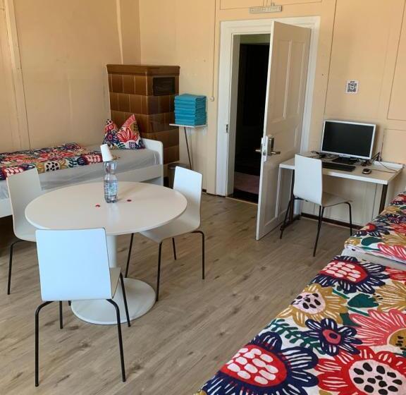 标准三人间共用浴室, Schönbrunnen