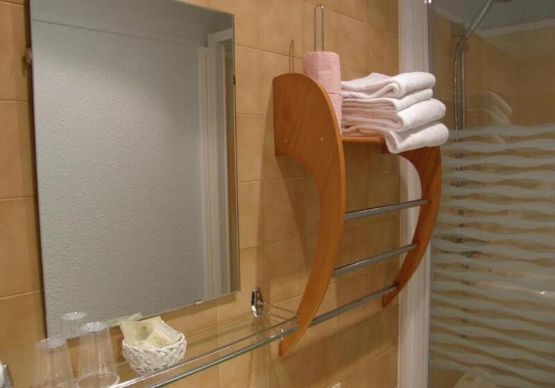 חדר סטנדרט, Logis Hotel L Ange Couronne