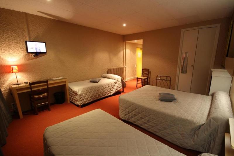 חדר סטנדרט לארבעה, Logis Hotel L Ange Couronne