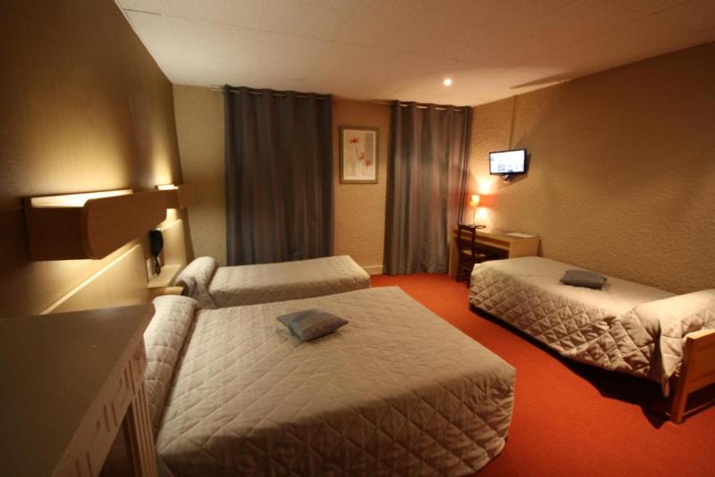 חדר סטנדרט לארבעה, Logis Hotel L Ange Couronne