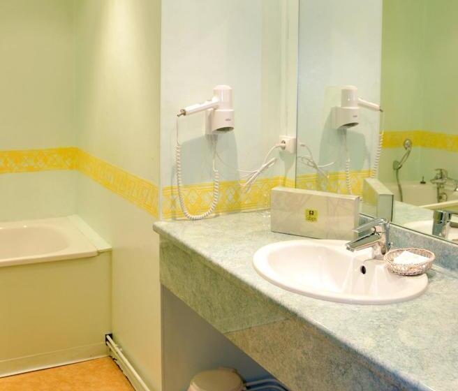 Номер Стандарт Трехместный, Logis Hotel L Ange Couronne