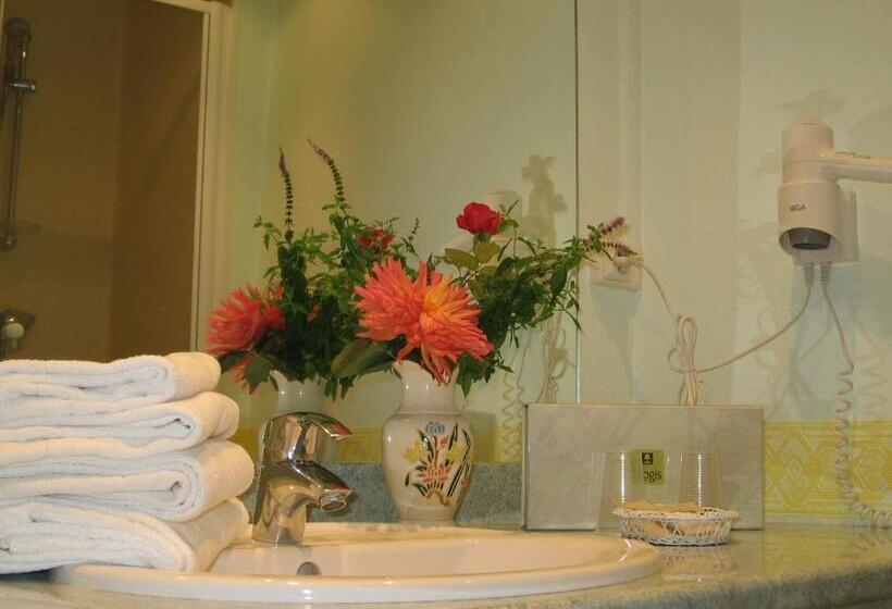 חדר סטנדרט לארבעה, Logis Hotel L Ange Couronne