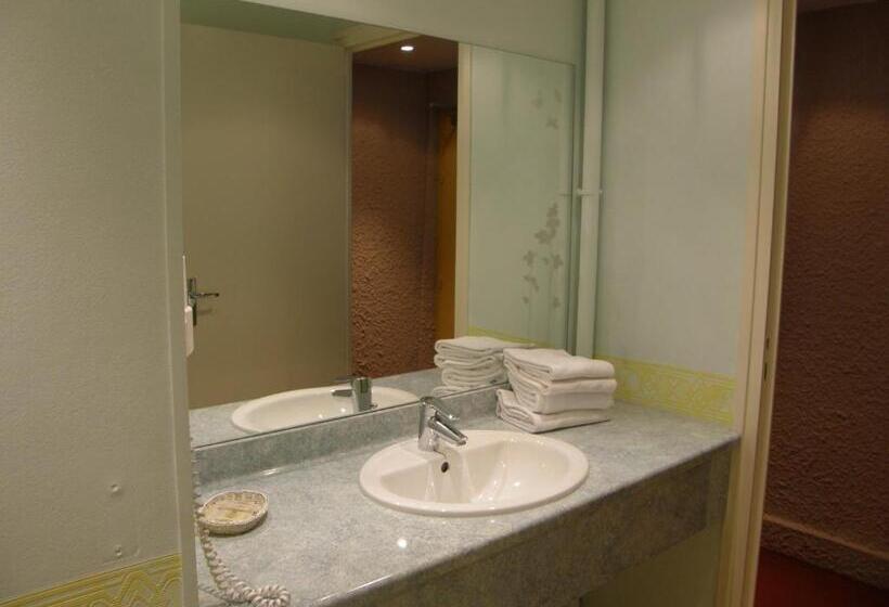 חדר סטנדרט לארבעה, Logis Hotel L Ange Couronne