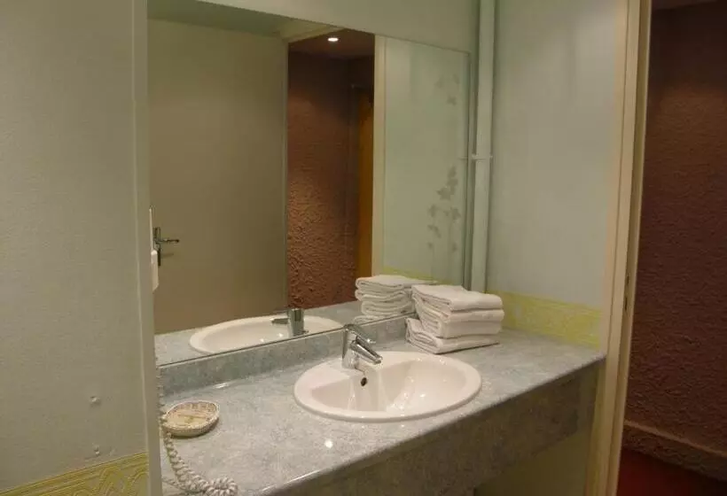 スタンダード４人部屋, Logis Hotel L Ange Couronne