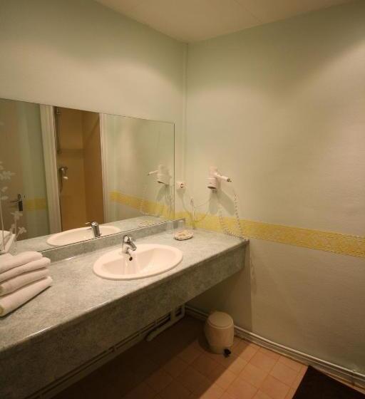 חדר סטנדרט לארבעה, Logis Hotel L Ange Couronne