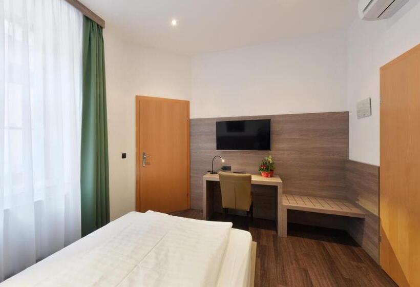 اتاق استاندارد یک نفره, Lucia