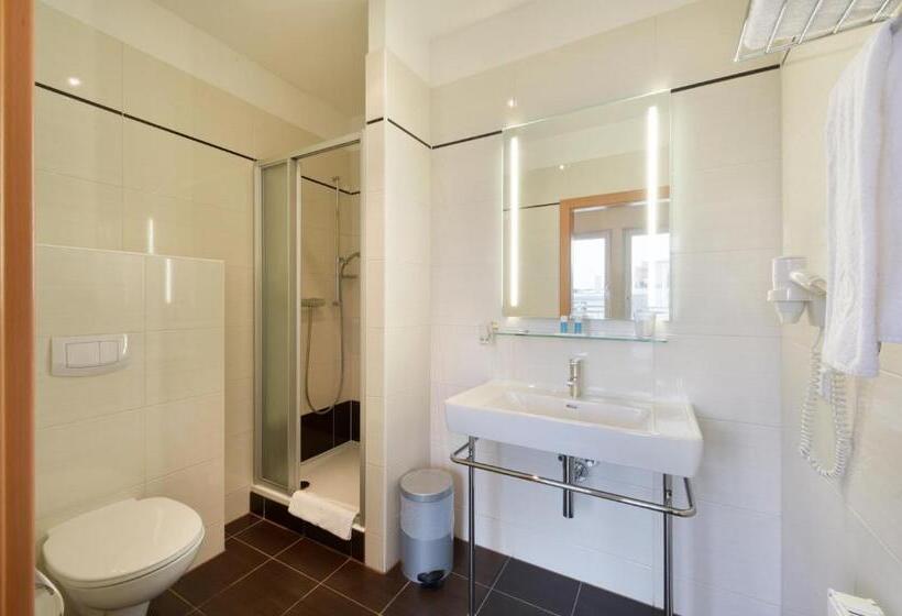 اتاق استاندارد, Lucia