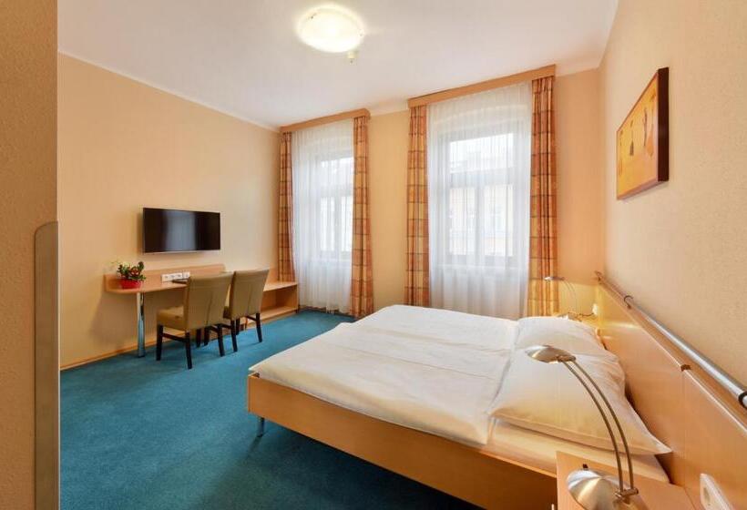 اتاق استاندارد, Lucia