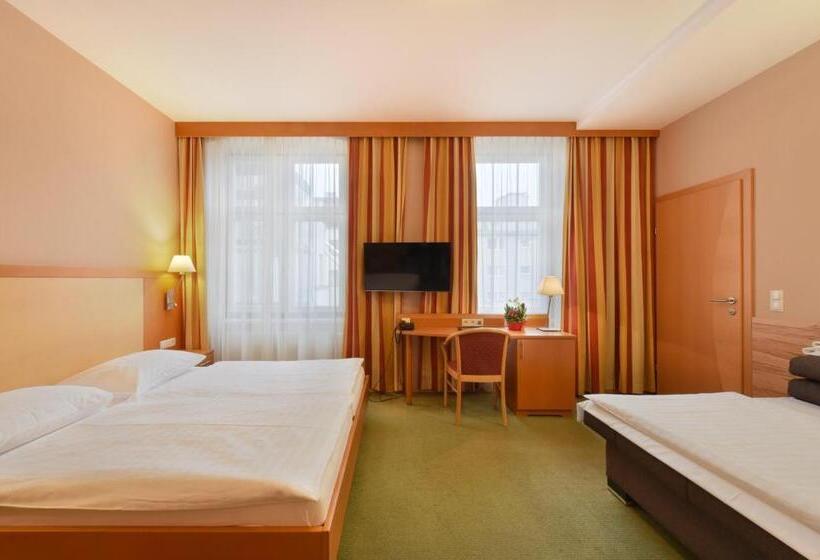 اتاق استاندارد سه نفره, Lucia