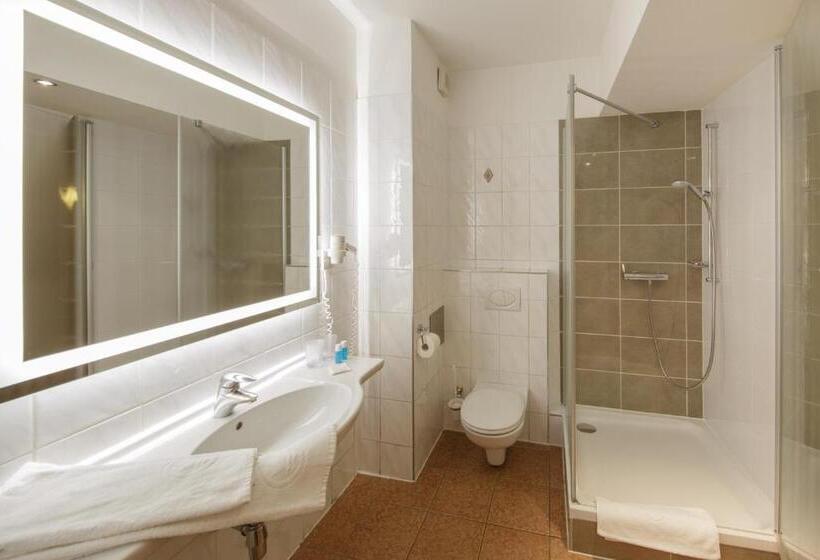 اتاق سوپریور, Lucia