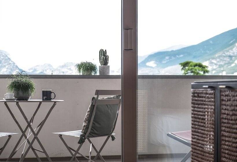 Номер Deluxe, Luise