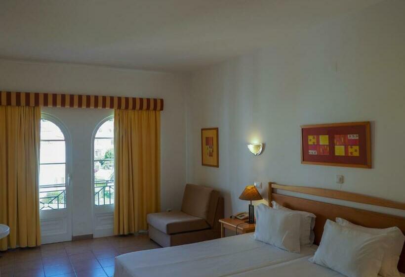 Номер Стандарт Вид на Бассейн, Luz Bay