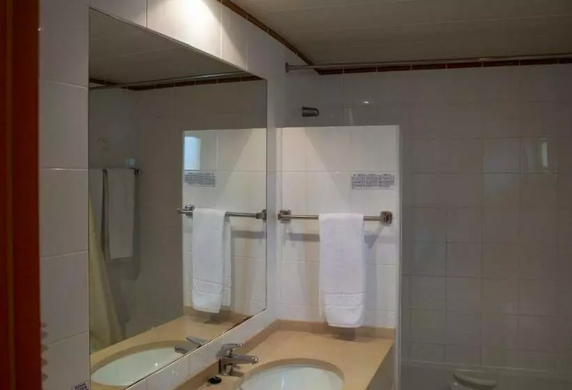 اتاق استاندارد با چشم‌انداز استخر, Luz Bay