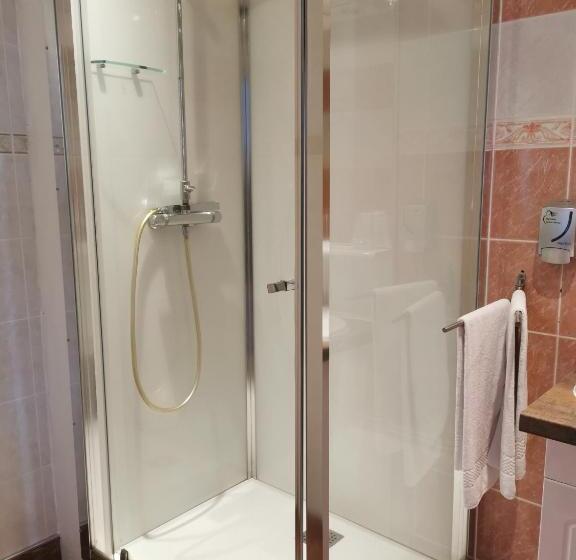 标准三人间, Des Négociants